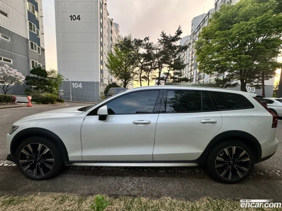 Volvo V60 Cross Country B5 AWD 2023 — миниатюра 2