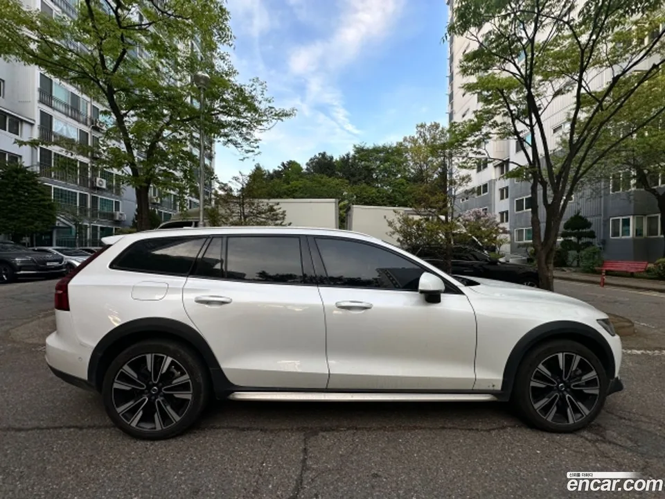 Volvo V60 Cross Country B5 AWD 2023 — миниатюра 3