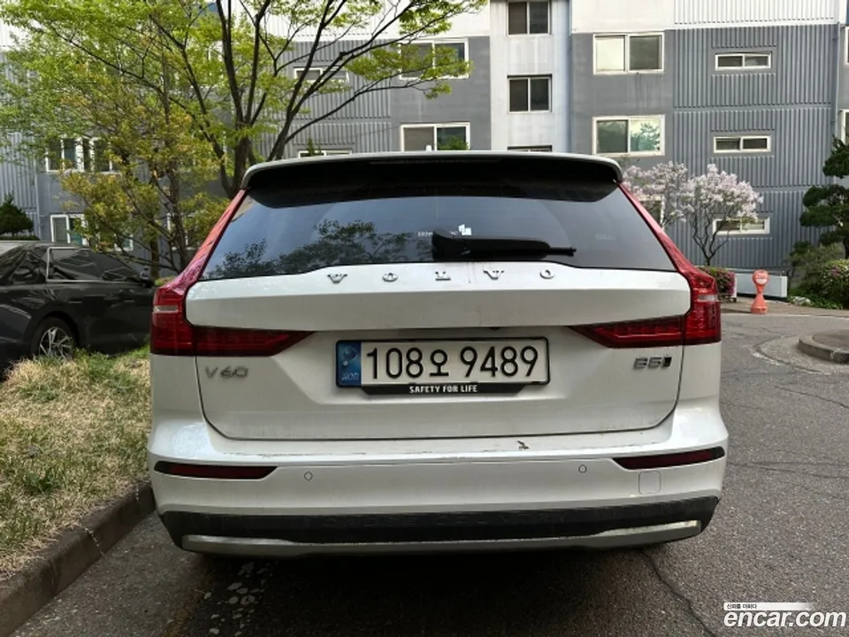 Volvo V60 Cross Country B5 AWD 2023 — миниатюра 4