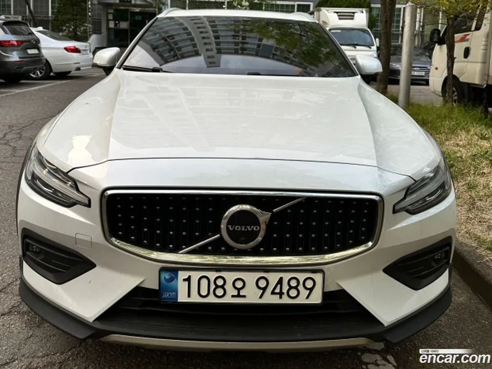 Volvo V60 Cross Country B5 AWD 2023 — фото 1, купить с доставкой в Москву