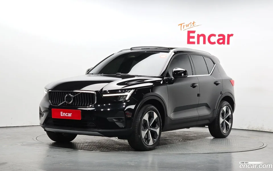 Volvo XC40 B4 2023 — фото 1, купить с доставкой в Москву