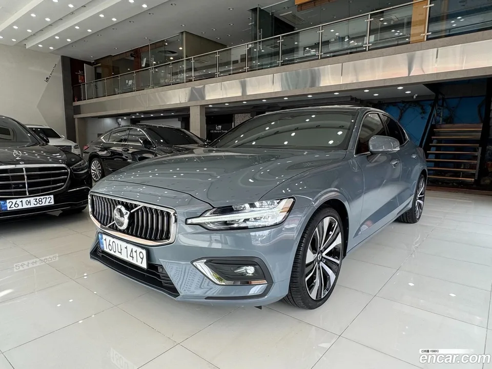 Volvo S60 B5 2023 — фото 1, купить с доставкой в Москву