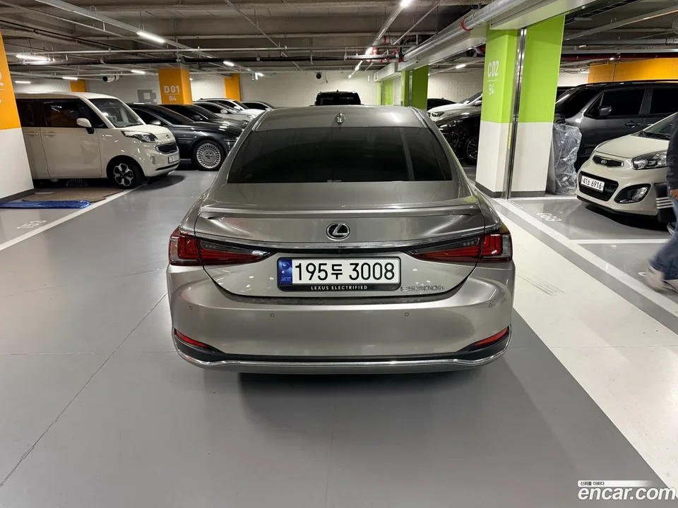 Lexus ES 300h 2023 — миниатюра 5