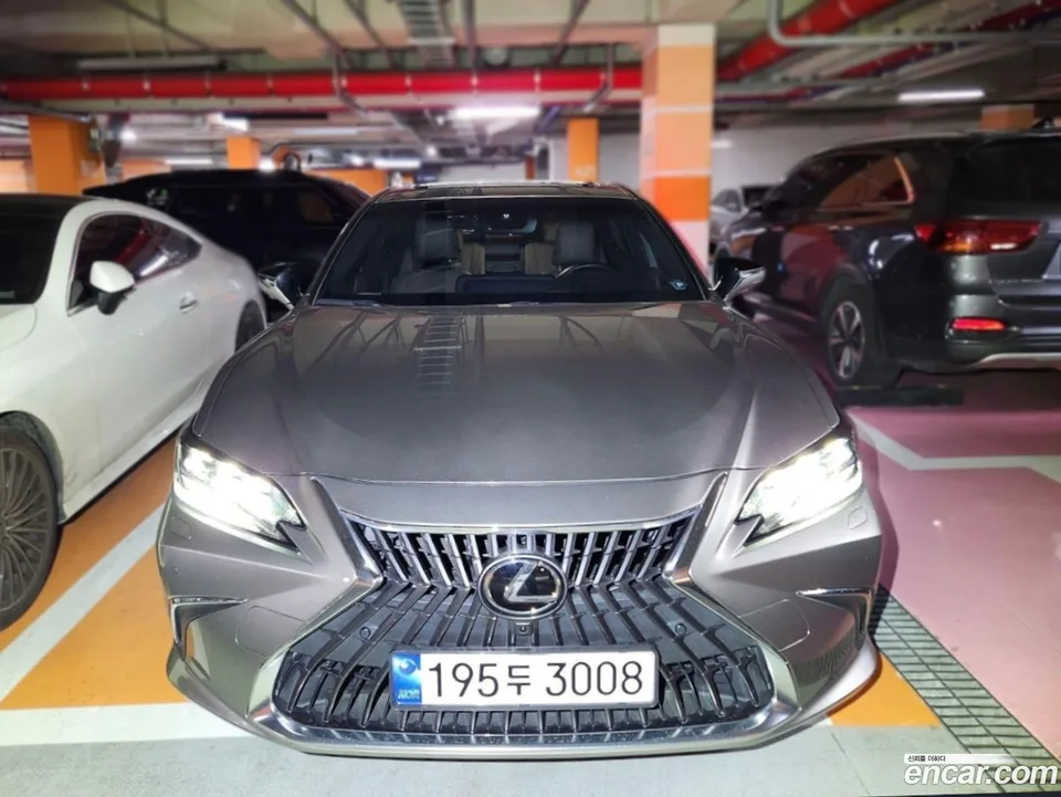 Lexus ES 300h 2023 — фото 1, купить с доставкой в Москву