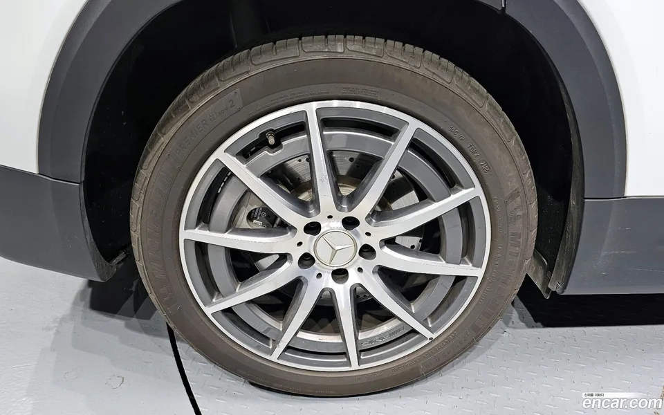 Mercedes-Benz GLB-Class AMG GLB35 4MATIC 2023 — миниатюра 5