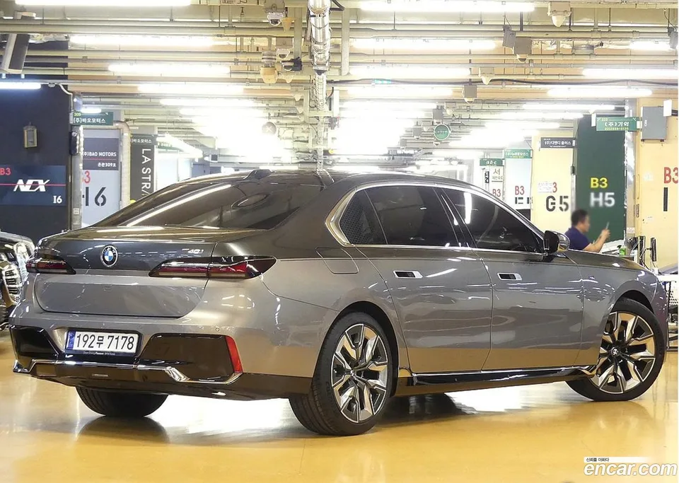 BMW 7 Series 740i xDrive M 2024 — миниатюра 2