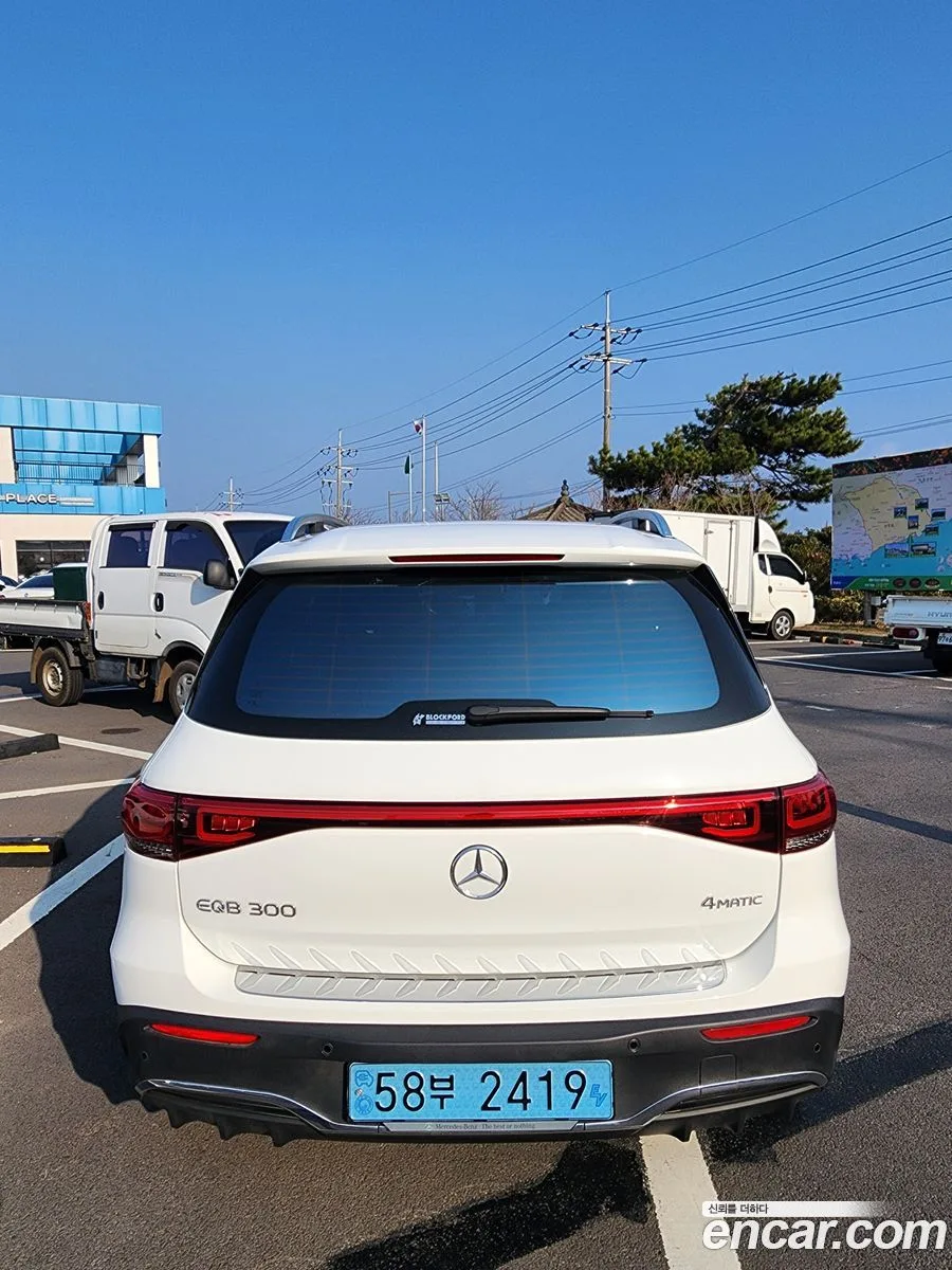 Mercedes-Benz EQB EQB300 4MATIC AMG 2022 — миниатюра 4