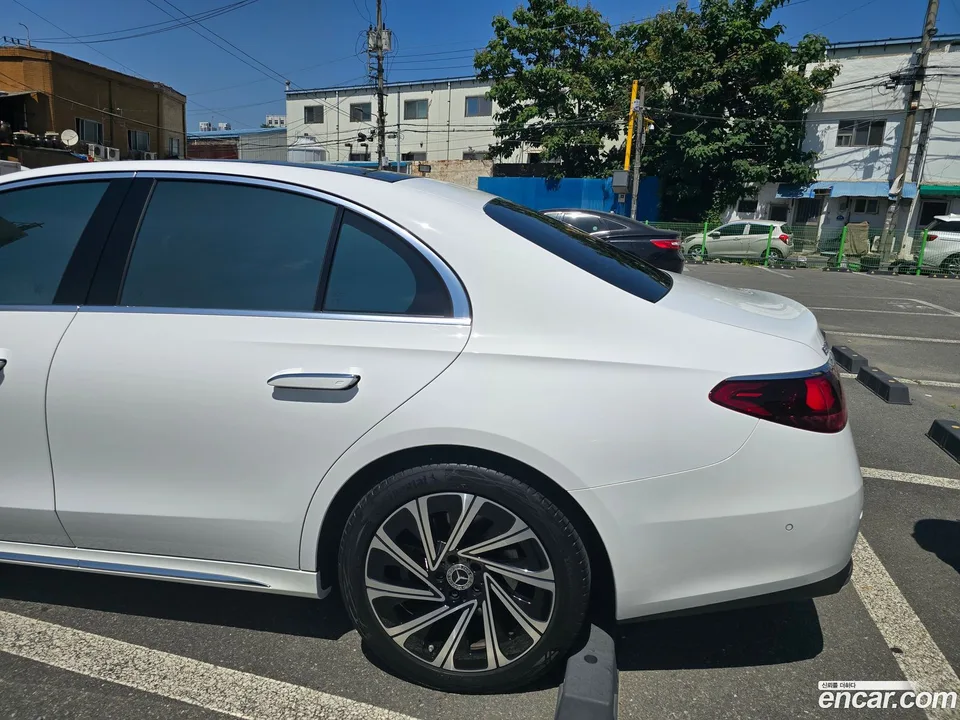 Mercedes-Benz E-Class E300 4MATIC 2024 — миниатюра 3