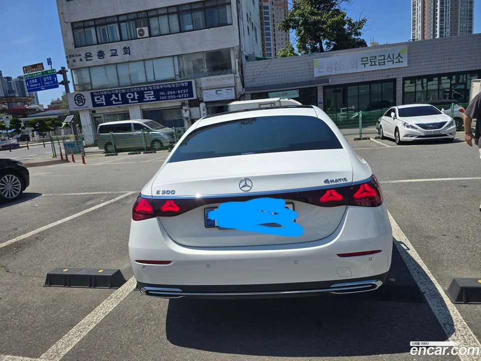 Mercedes-Benz E-Class E300 4MATIC 2024 — миниатюра 4