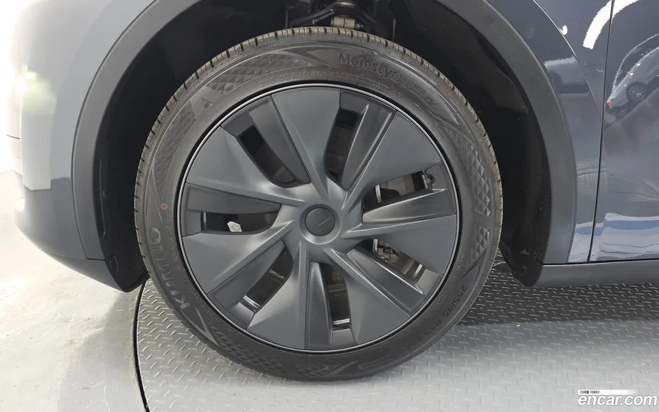 Tesla Model Y RWD 2025 — миниатюра 4