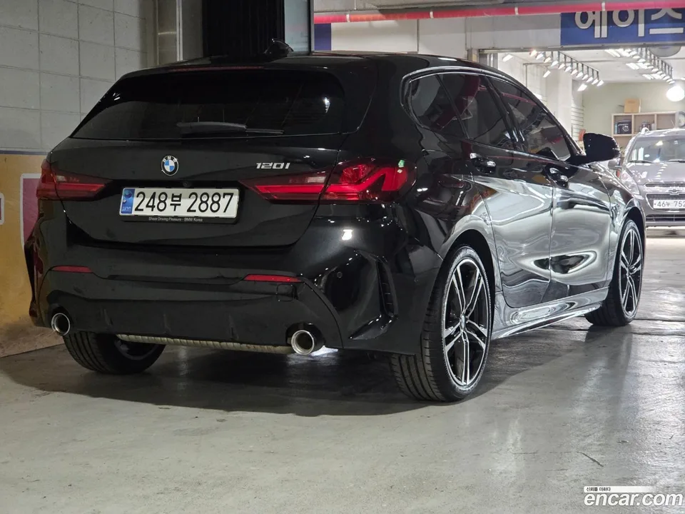 BMW 1 Series 120i M 2023 — миниатюра 2