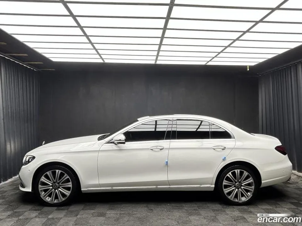 Mercedes-Benz E-Class E300e 4MATIC 2022 — миниатюра 3