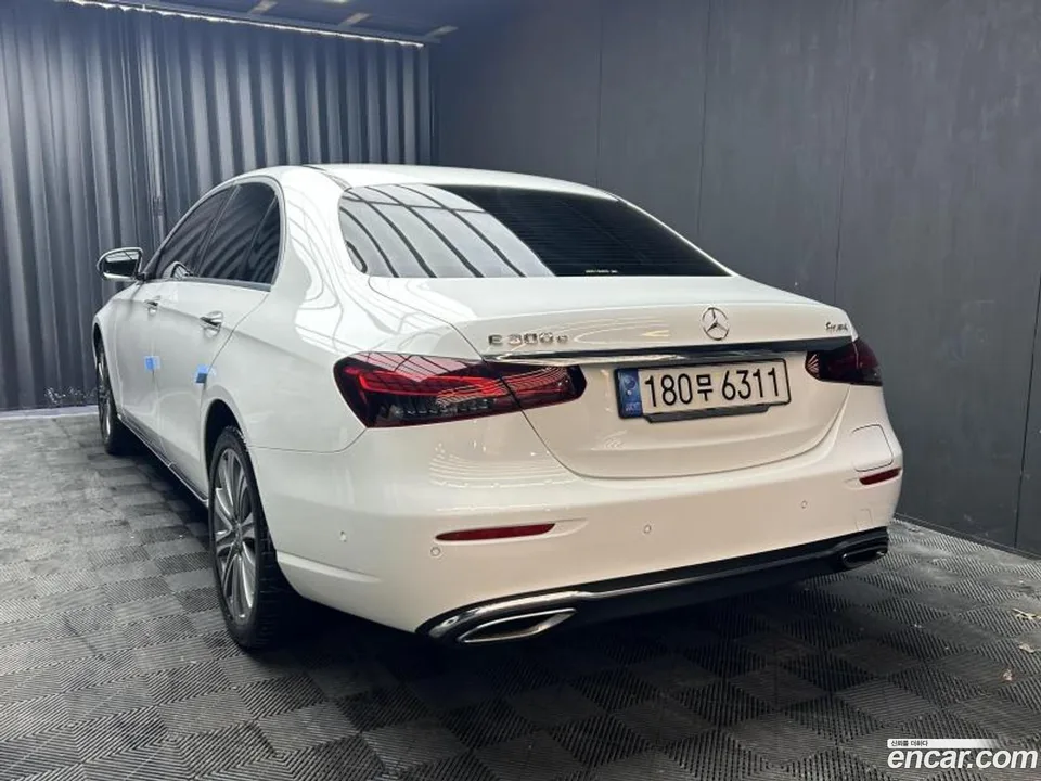 Mercedes-Benz E-Class E300e 4MATIC 2022 — миниатюра 4