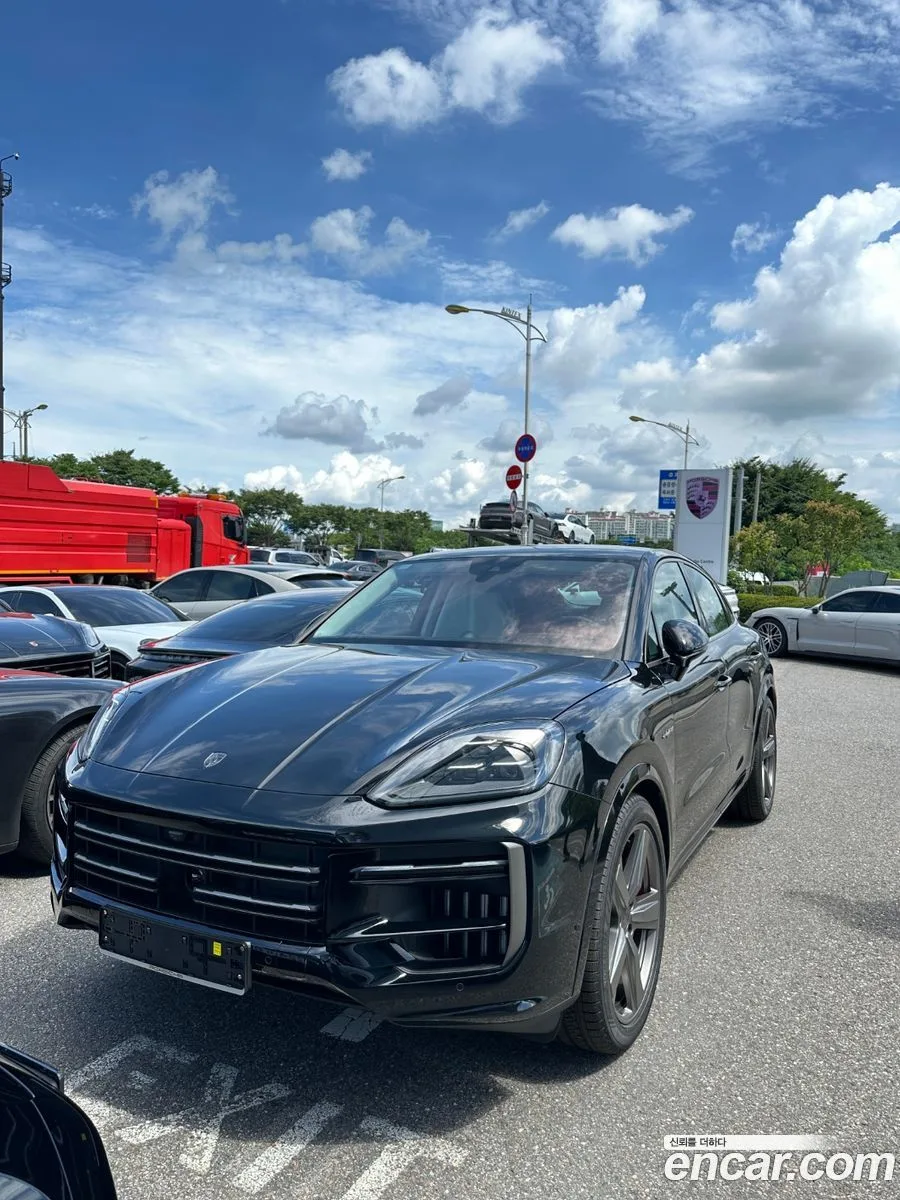 Porsche Cayenne 4.0 E- 2025 — миниатюра 5