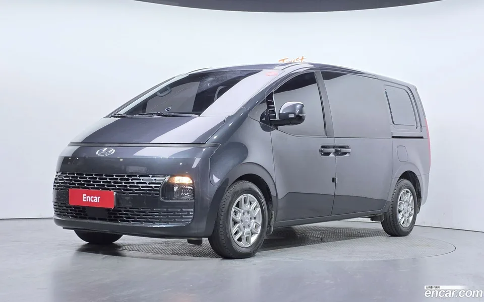 Hyundai Staria 5 2023 — фото 1, купить с доставкой в Москву