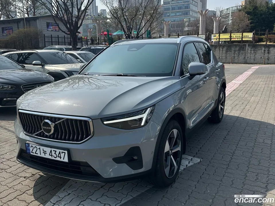 Volvo XC40 B4 2025 — миниатюра 2
