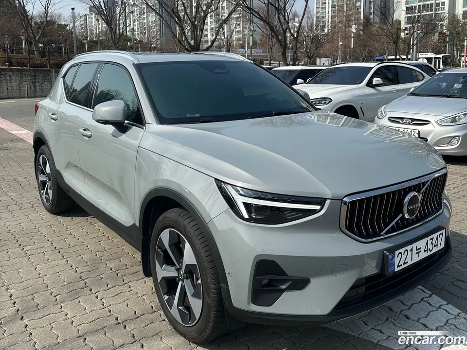 Volvo XC40 B4 2025 — миниатюра 3