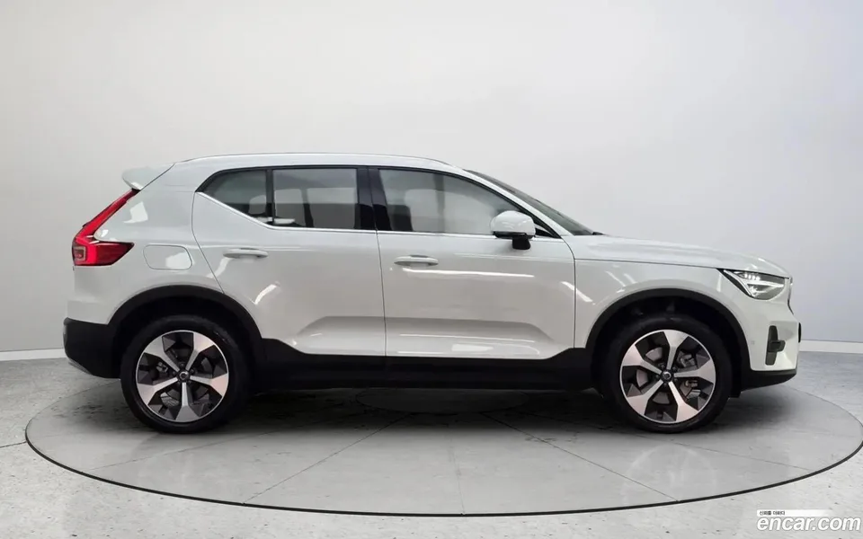 Volvo XC40 B4 2025 — миниатюра 4