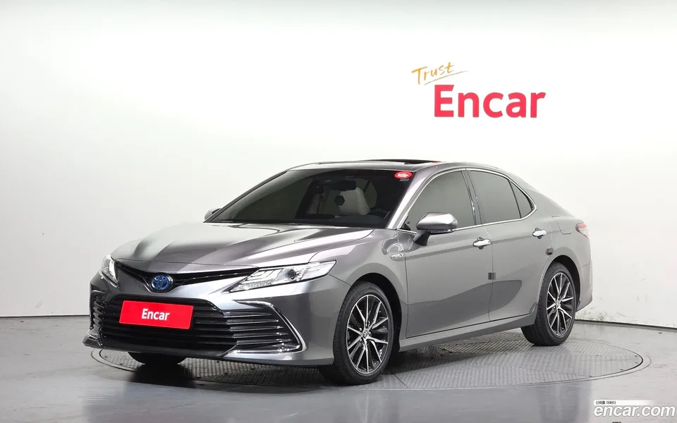 Toyota Camry 2.5 XLE 2023 — фото 1, купить с доставкой в Москву