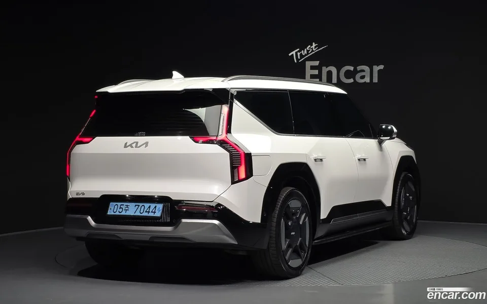 Kia EV9 4WD 2023 — миниатюра 2