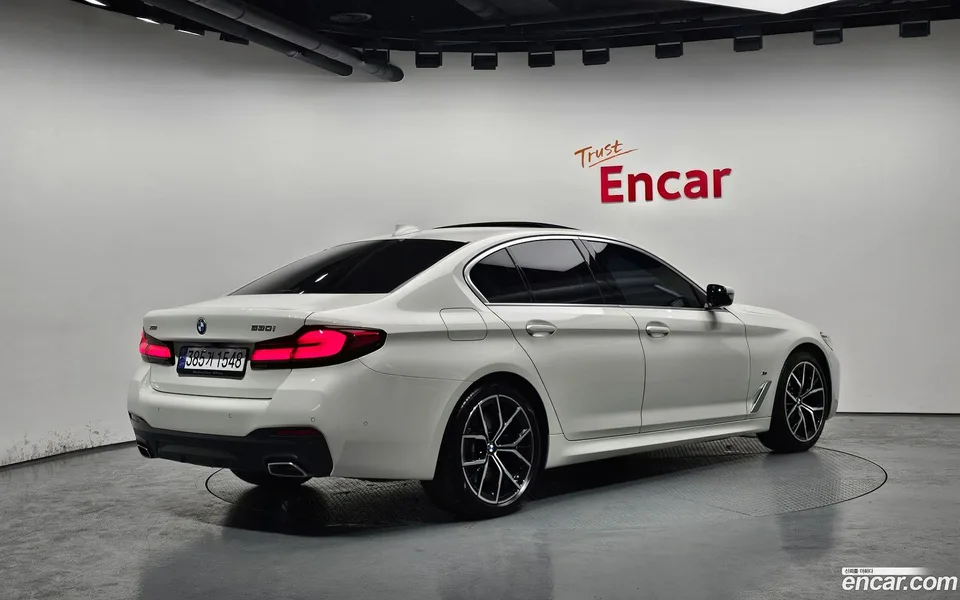 BMW 5 Series 530i xDrive M 2023 — миниатюра 2