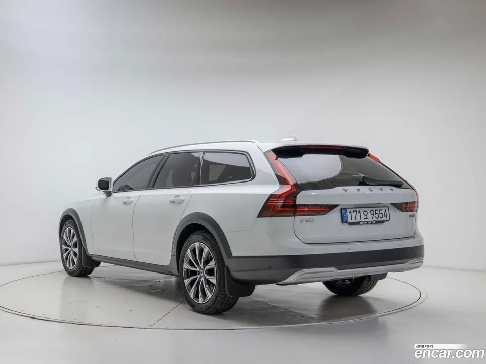 Volvo V90 Cross Country B5 AWD 2025 — миниатюра 4