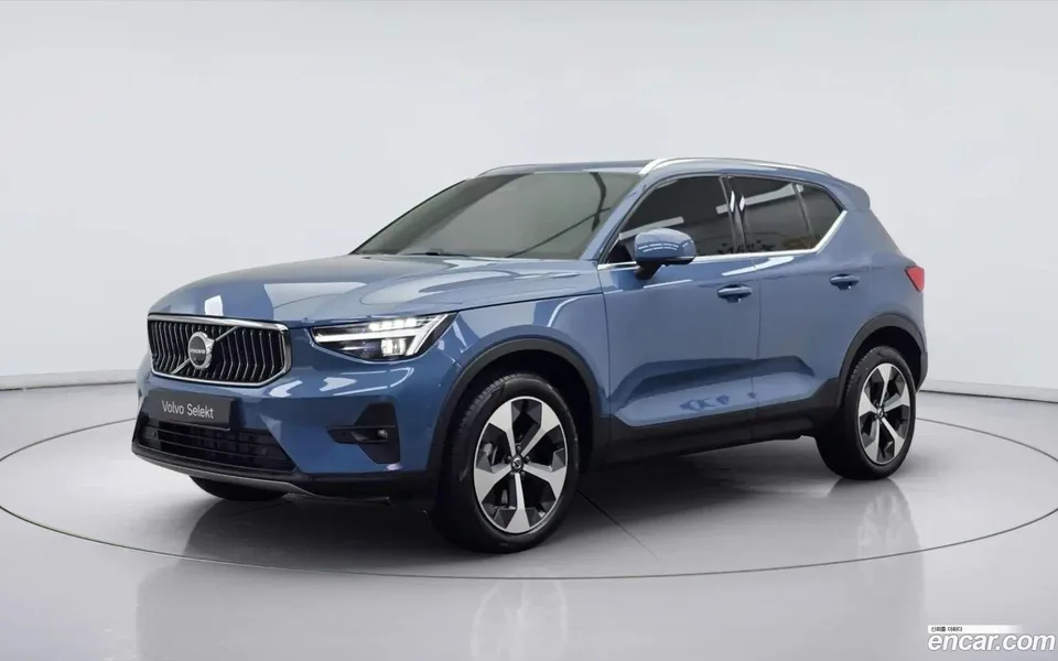 Volvo XC40 B4 2025 — фото 1, купить с доставкой в Москву