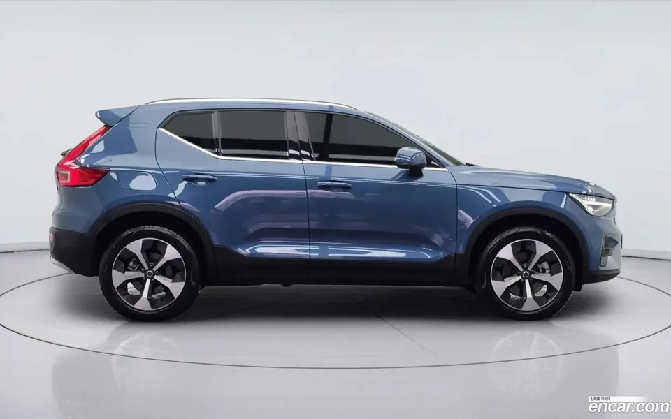 Volvo XC40 B4 2025 — миниатюра 3