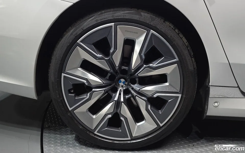 BMW 7 Series 750e xDrive 2025 — миниатюра 5