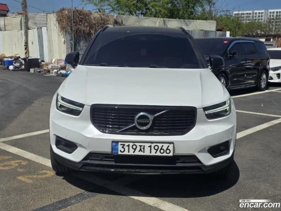 Volvo XC40 B4 R- 2022 — фото 1, купить с доставкой в Москву