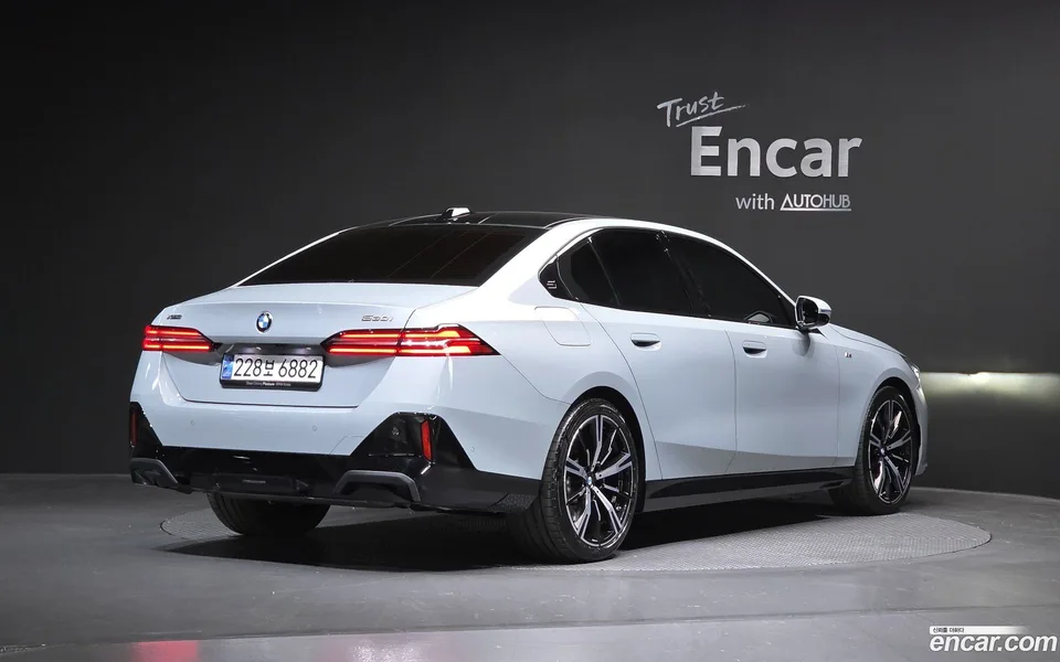 BMW 5 Series 530i xDrive M 2024 — миниатюра 2