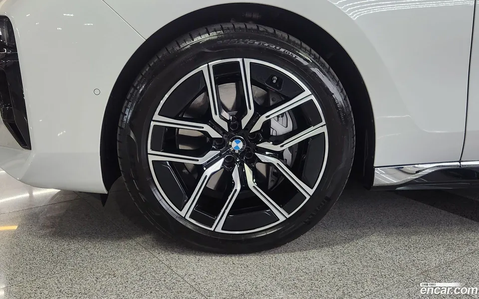 BMW 7 Series 740i sDrive M 2023 — миниатюра 5