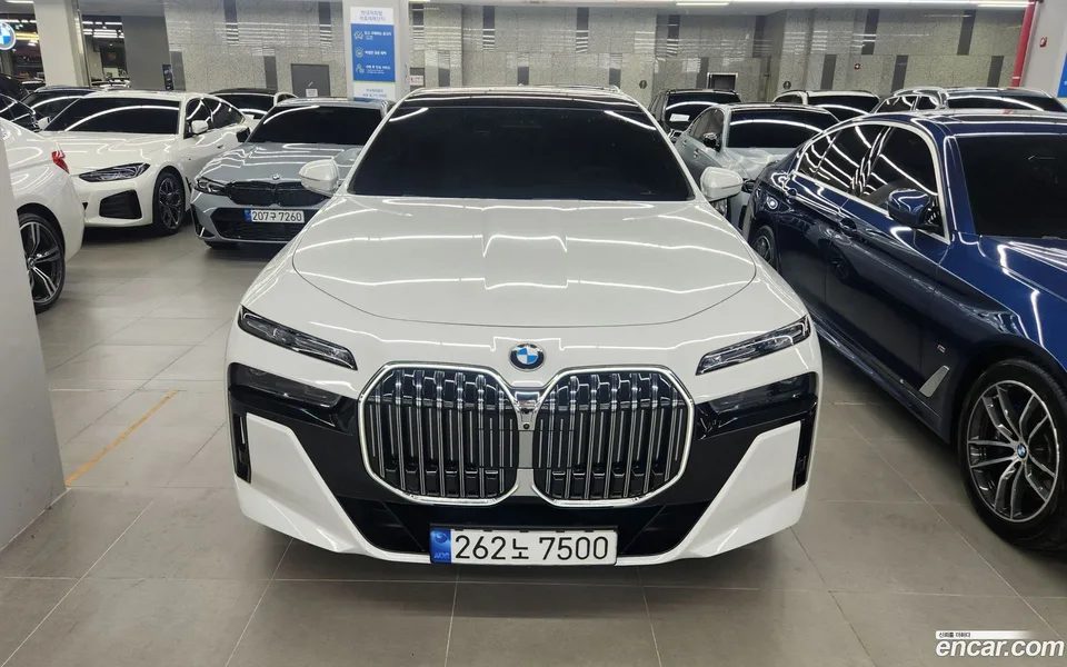 BMW 7 Series 740i sDrive M 2023 — фото 1, купить с доставкой в Москву