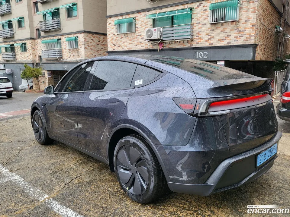 Tesla Model Y RWD 2026 — миниатюра 2