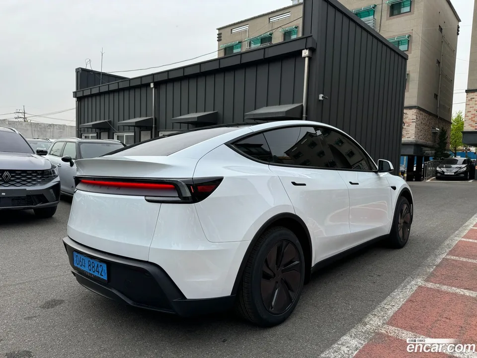 Tesla Model Y RWD 2026 — миниатюра 2