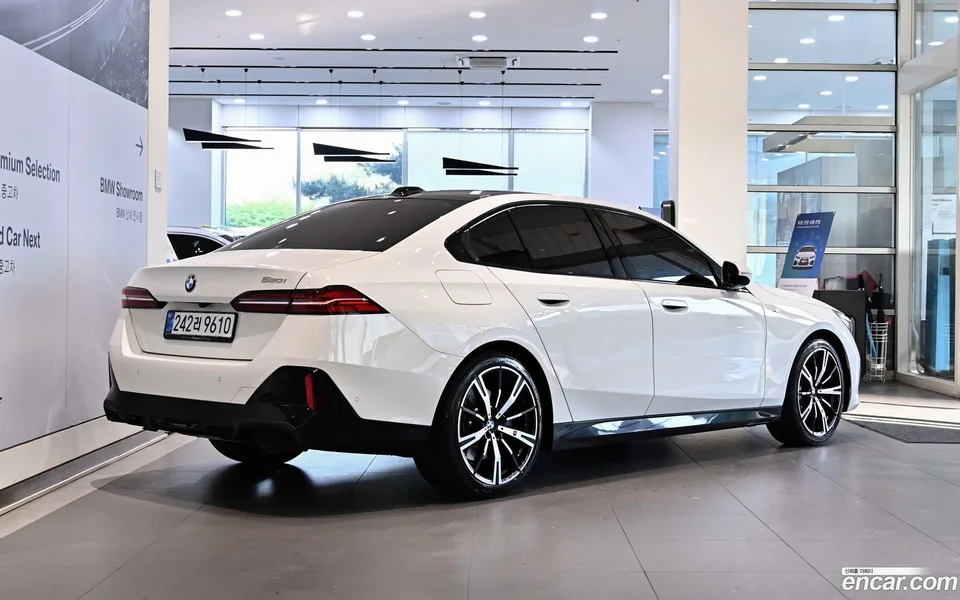BMW 5 Series 520i M 2026 — миниатюра 2