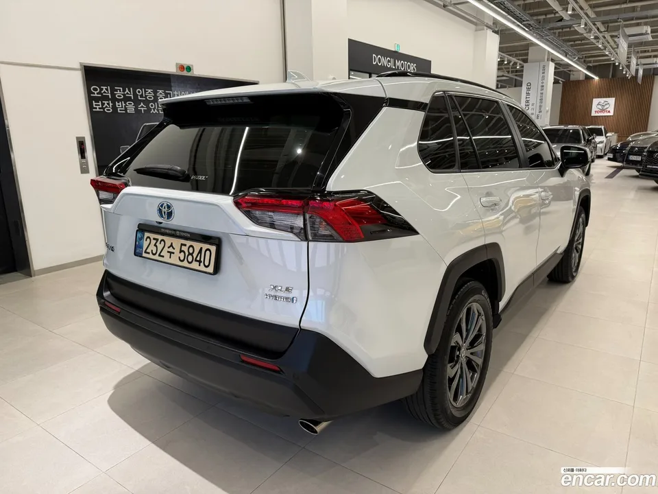 Toyota RAV4 2.5 2WD XLE 2023 — миниатюра 2