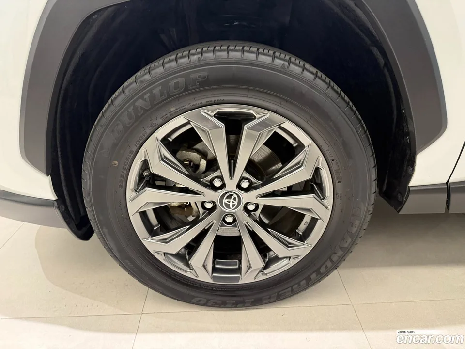 Toyota RAV4 2.5 2WD XLE 2023 — миниатюра 5
