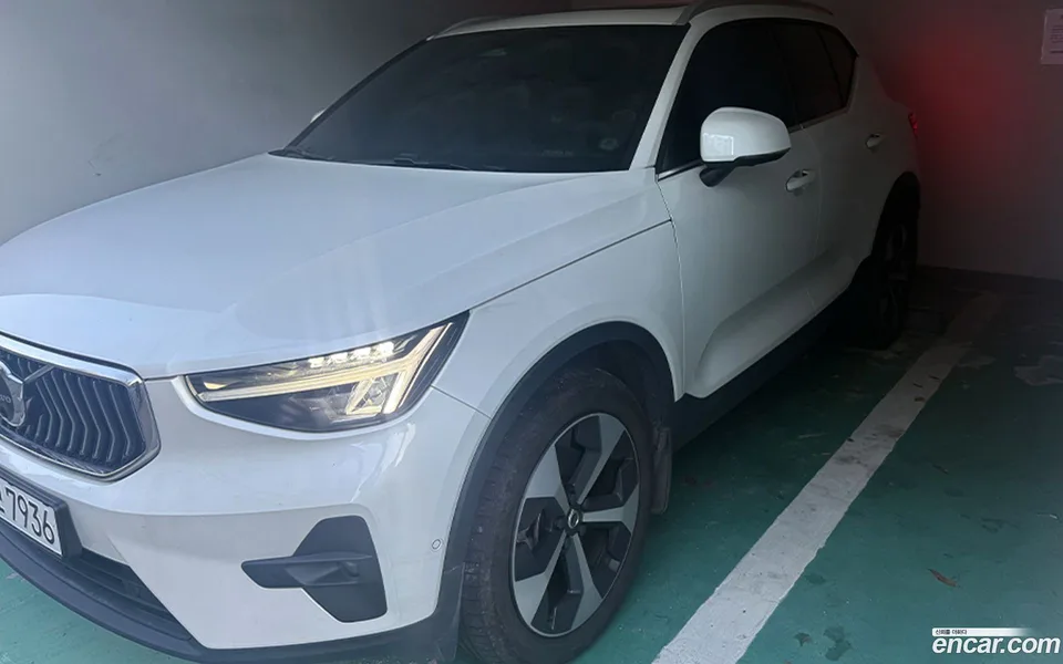 Volvo XC40 B4 2023 — миниатюра 2