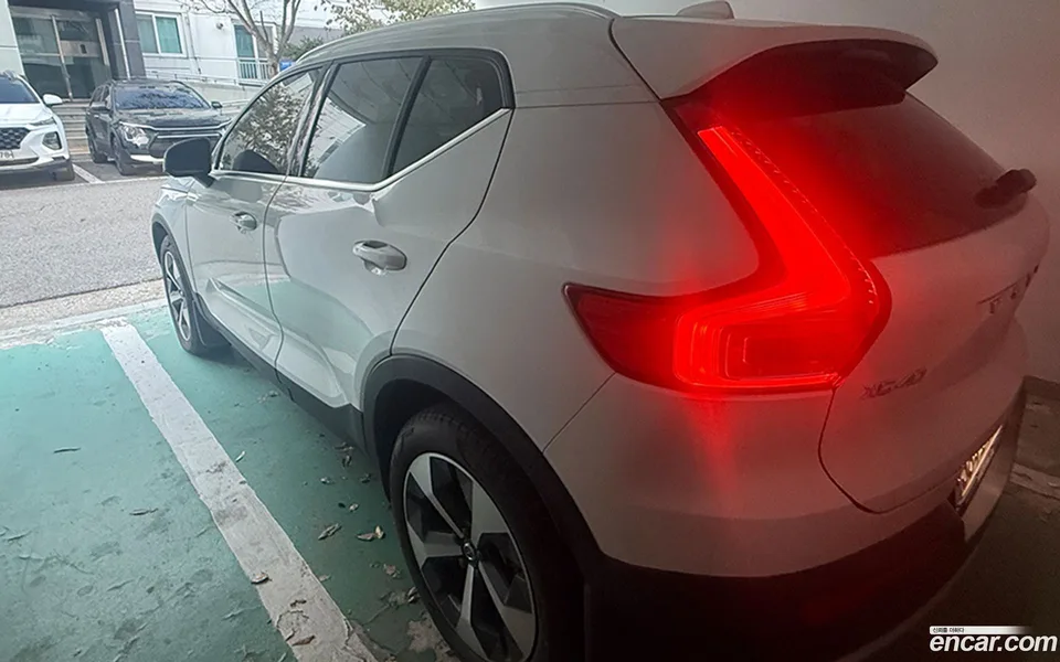 Volvo XC40 B4 2023 — миниатюра 3