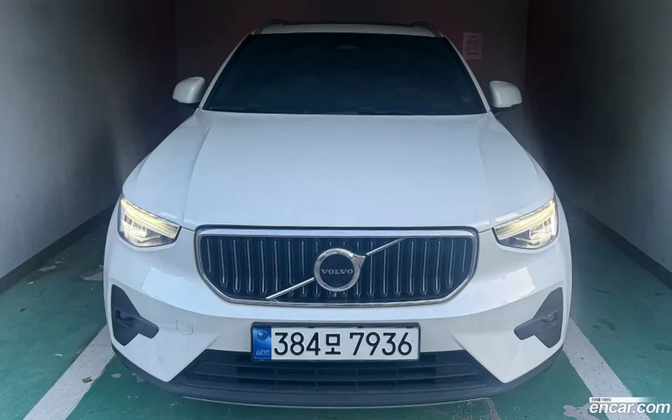 Volvo XC40 B4 2023 — фото 1, купить с доставкой в Москву