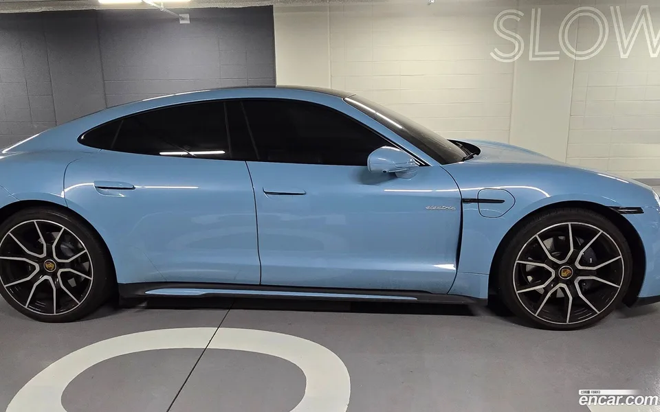 Porsche Taycan 2023 — миниатюра 2