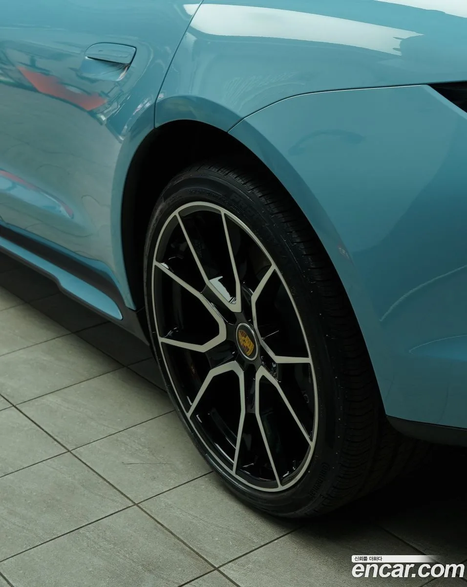 Porsche Taycan 2023 — миниатюра 5