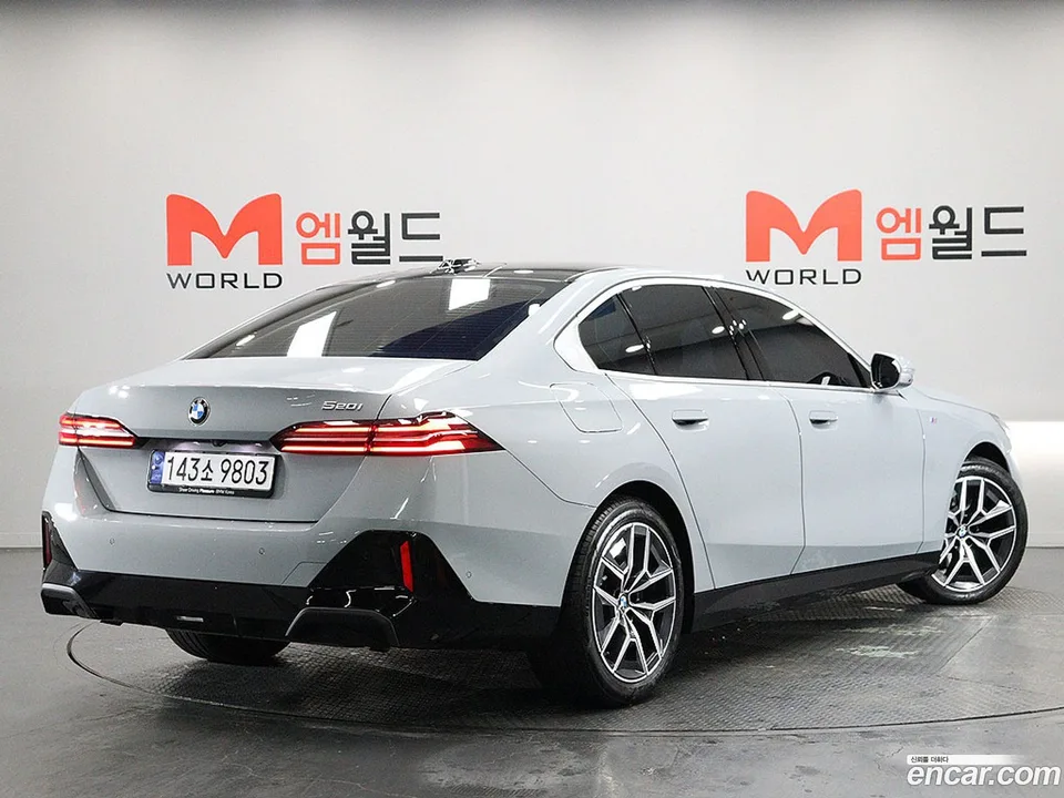 BMW 5 Series 520i M 2024 — миниатюра 2