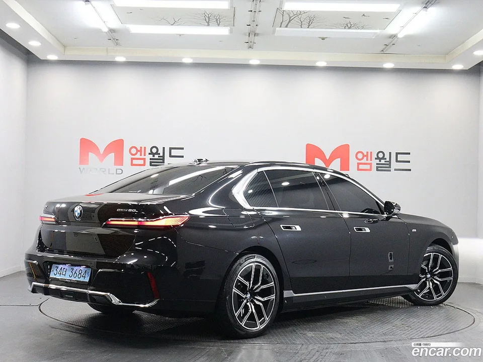 BMW i7 eDrive 50 M 2023 — миниатюра 2