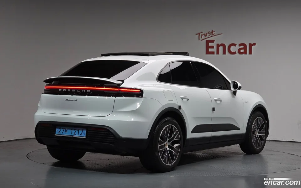 Porsche Macan Electric 4 2025 — миниатюра 2