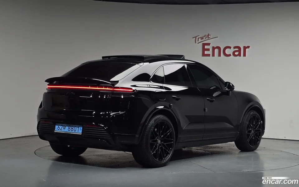 Porsche Macan Electric 2025 — миниатюра 2