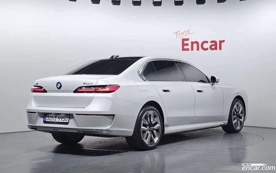 BMW 7 Series 750e xDrive 2023 — миниатюра 2