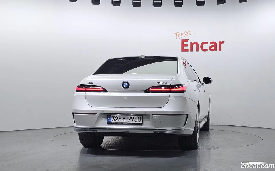 BMW 7 Series 750e xDrive 2023 — миниатюра 4