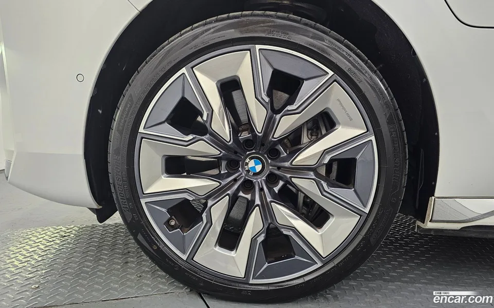 BMW 7 Series 750e xDrive 2023 — миниатюра 5